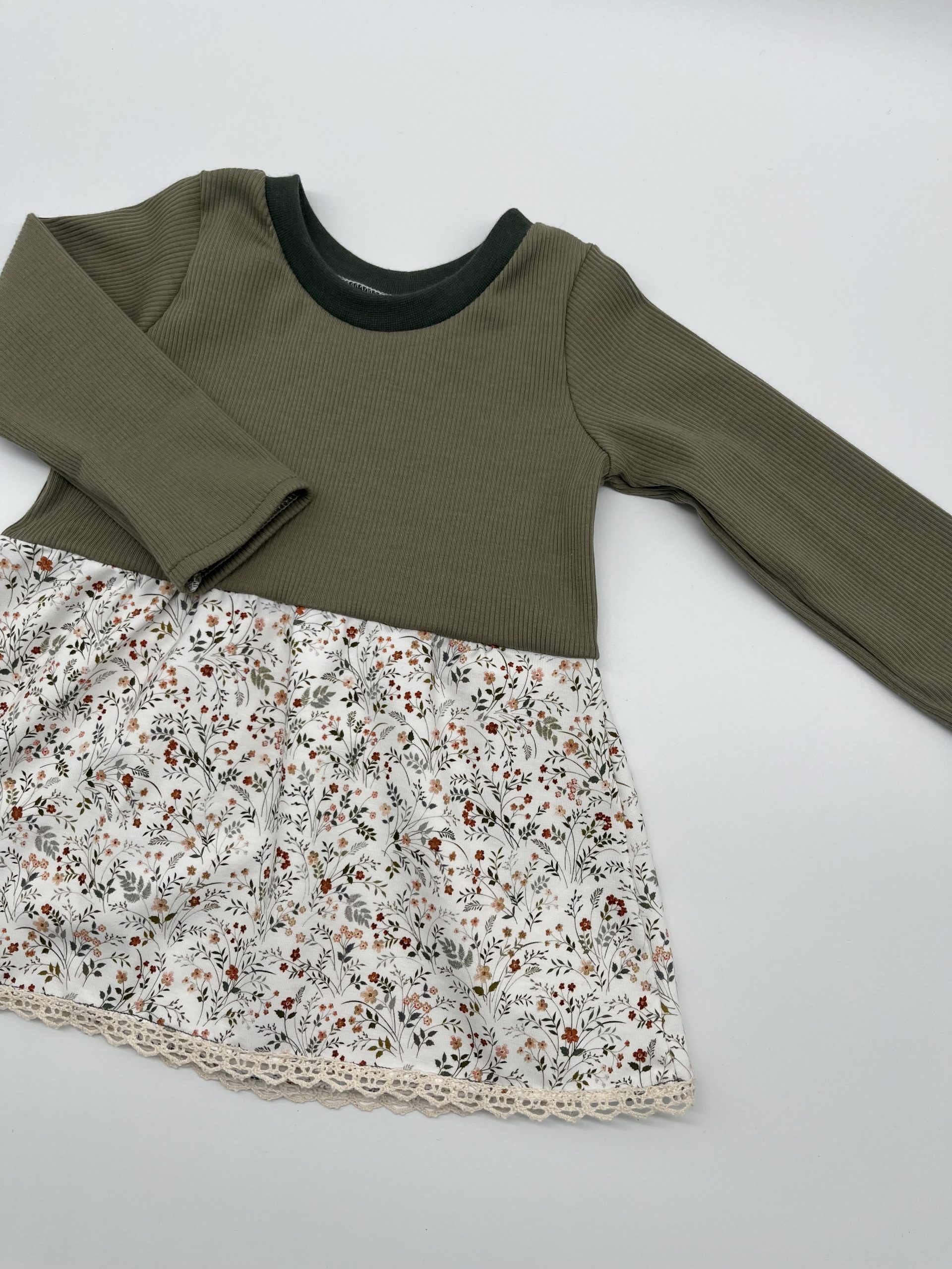 Kleid olivgrün mit Wiesenblumen-Rock – Bild 2